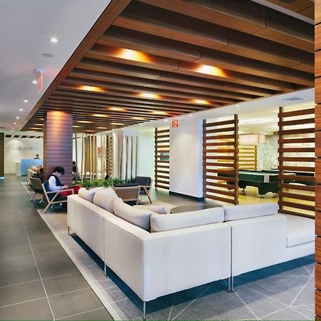 تورونتو Stunning Condo Wit Amazing View 5Mins From Cntower المظهر الخارجي الصورة