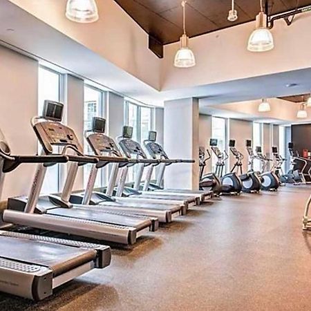 تورونتو Stunning Condo Wit Amazing View 5Mins From Cntower المظهر الخارجي الصورة