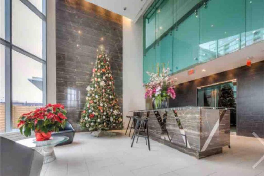 تورونتو Stunning Condo Wit Amazing View 5Mins From Cntower المظهر الخارجي الصورة