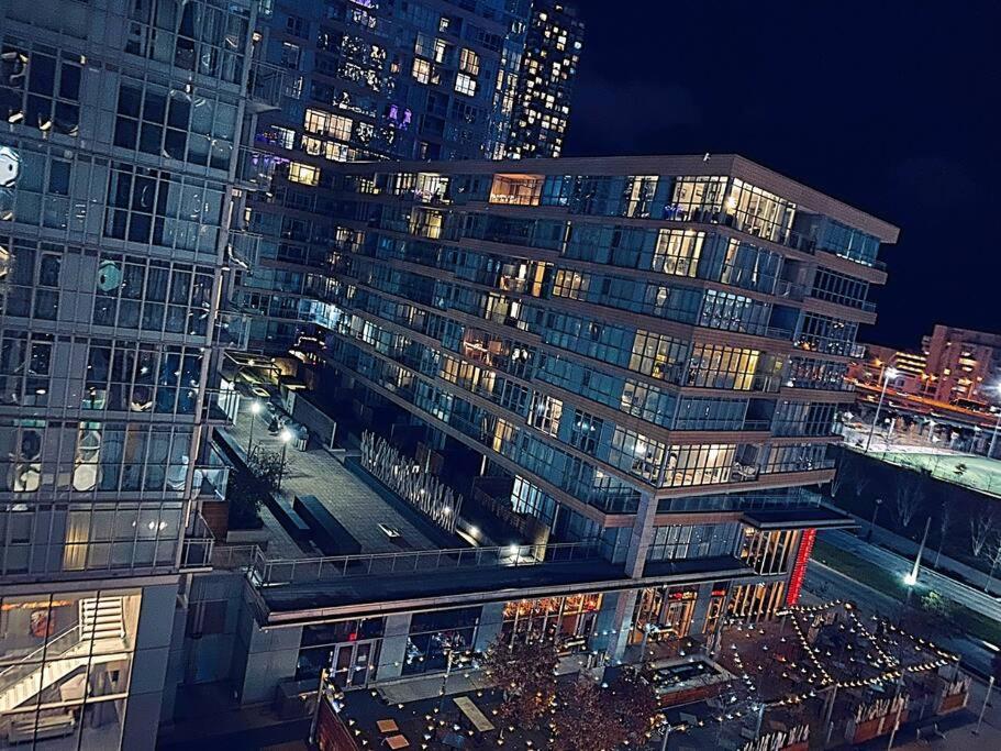 تورونتو Stunning Condo Wit Amazing View 5Mins From Cntower المظهر الخارجي الصورة