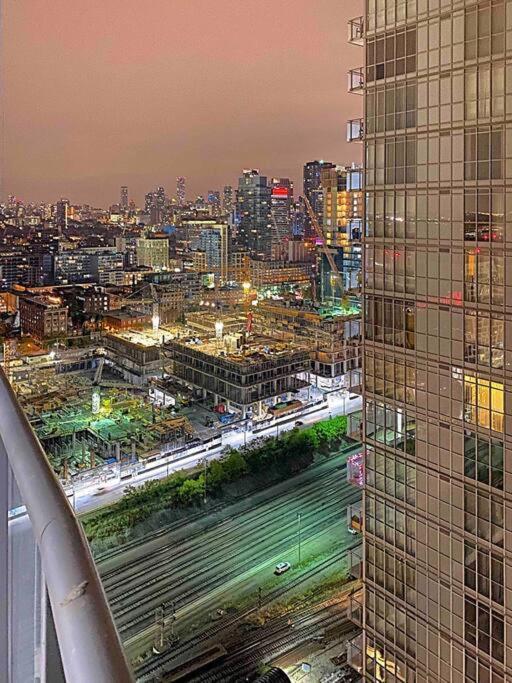 تورونتو Stunning Condo Wit Amazing View 5Mins From Cntower المظهر الخارجي الصورة