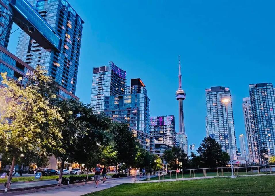 تورونتو Stunning Condo Wit Amazing View 5Mins From Cntower المظهر الخارجي الصورة