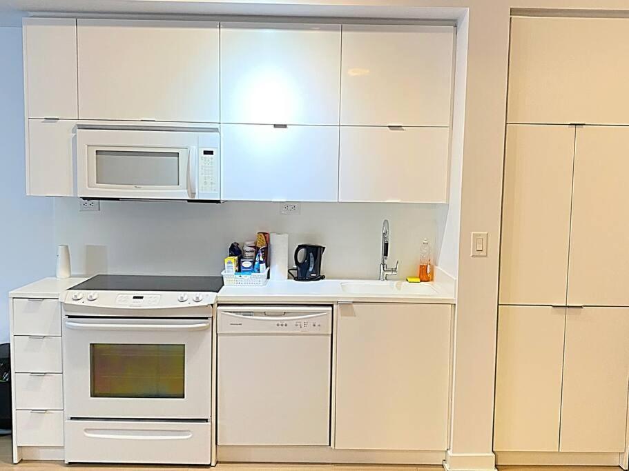 تورونتو Stunning Condo Wit Amazing View 5Mins From Cntower المظهر الخارجي الصورة
