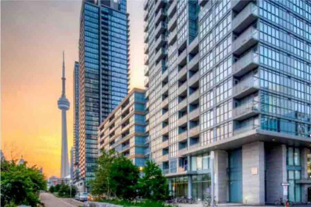 تورونتو Stunning Condo Wit Amazing View 5Mins From Cntower المظهر الخارجي الصورة