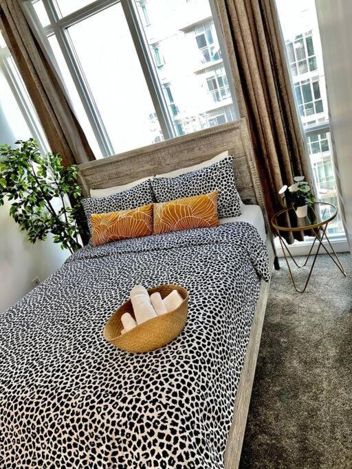 تورونتو Stunning Condo Wit Amazing View 5Mins From Cntower المظهر الخارجي الصورة