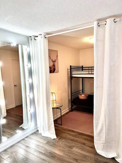 تورونتو Stunning Condo Wit Amazing View 5Mins From Cntower المظهر الخارجي الصورة