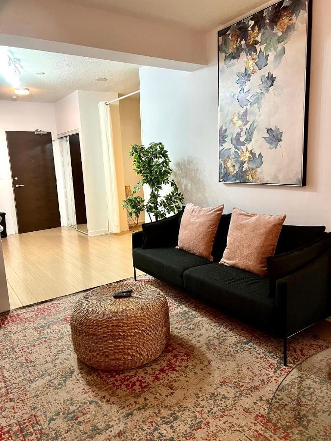 تورونتو Stunning Condo Wit Amazing View 5Mins From Cntower المظهر الخارجي الصورة