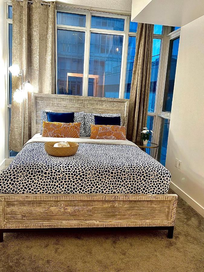 تورونتو Stunning Condo Wit Amazing View 5Mins From Cntower المظهر الخارجي الصورة