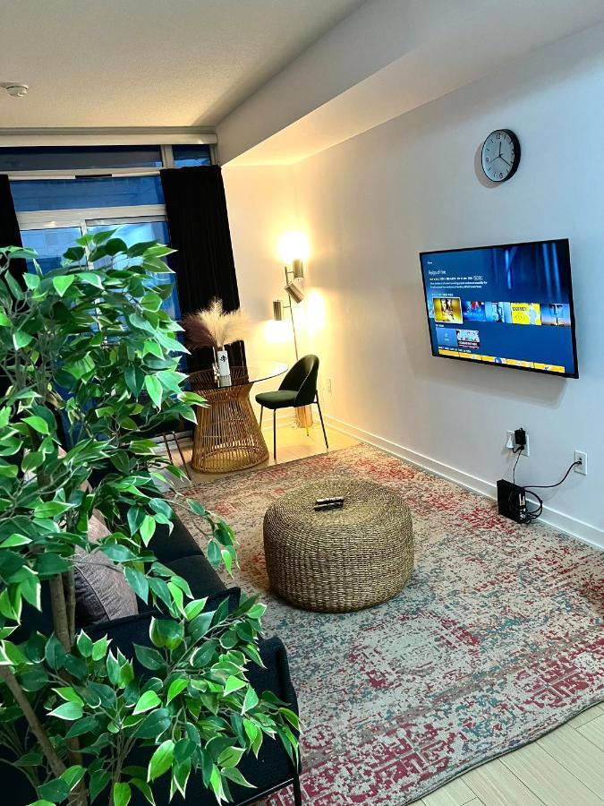 تورونتو Stunning Condo Wit Amazing View 5Mins From Cntower المظهر الخارجي الصورة