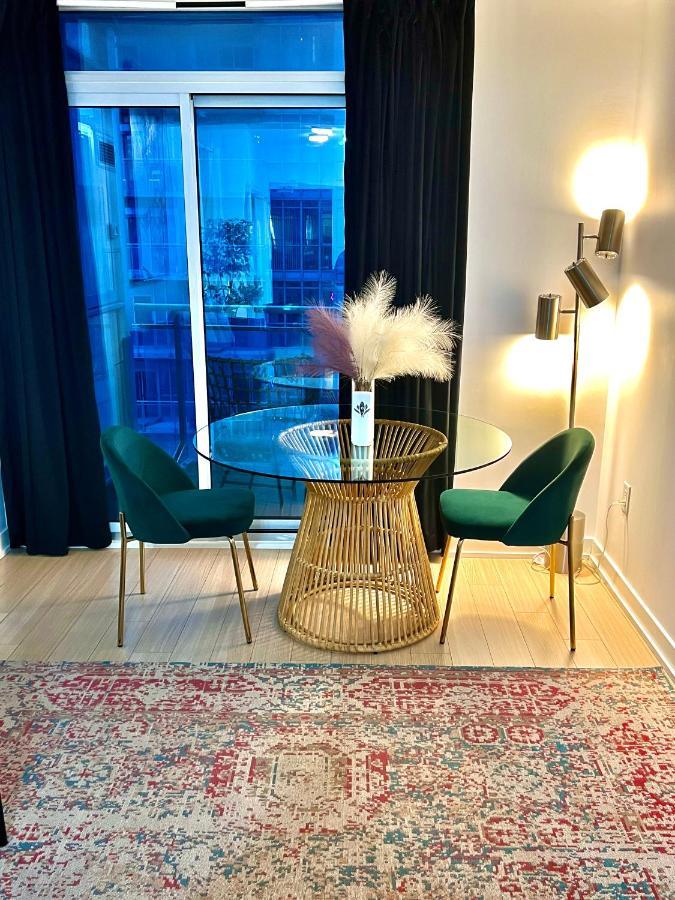 تورونتو Stunning Condo Wit Amazing View 5Mins From Cntower المظهر الخارجي الصورة