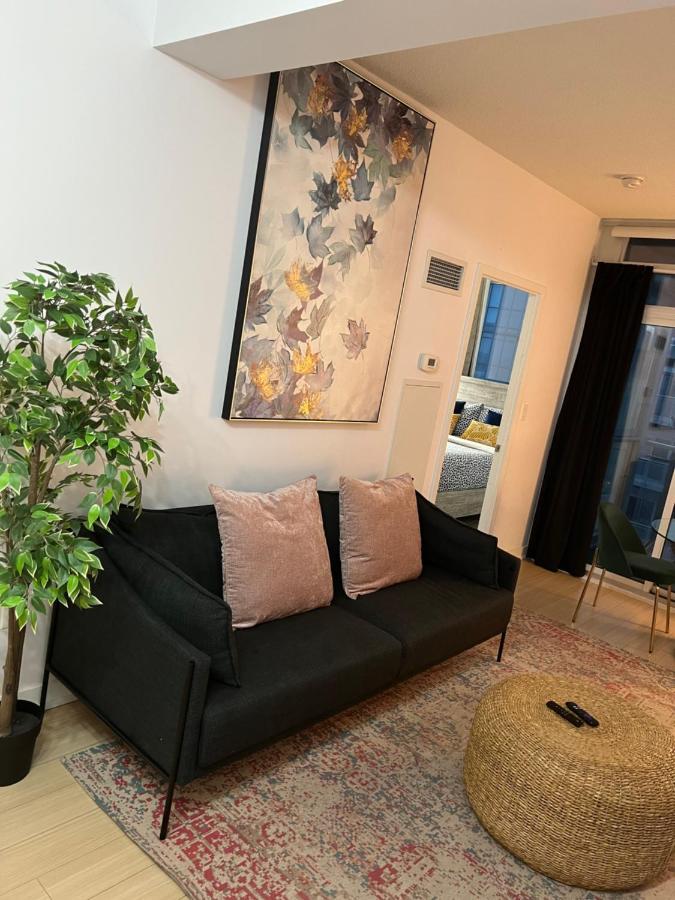 تورونتو Stunning Condo Wit Amazing View 5Mins From Cntower المظهر الخارجي الصورة