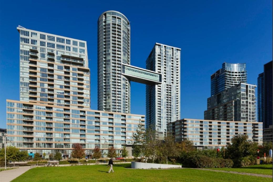 تورونتو Stunning Condo Wit Amazing View 5Mins From Cntower المظهر الخارجي الصورة